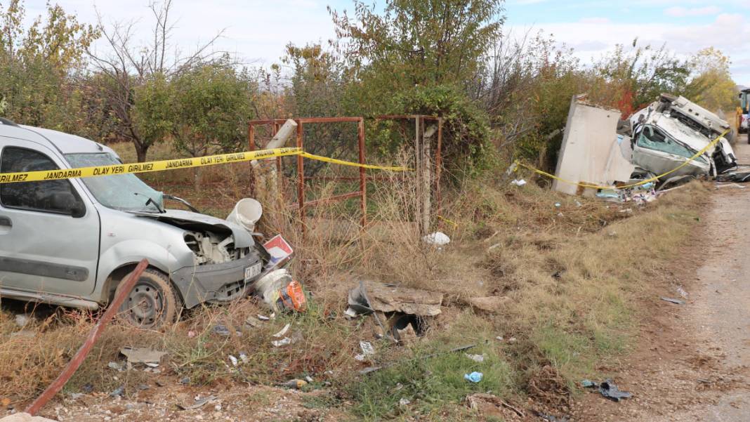 Kamyon betona girdi... Afyonkarahisar'da feci kaza: Ölü ve yaralı var 6